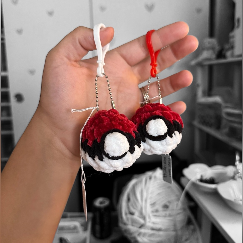 Crochet Pokemon Pokeball keychain